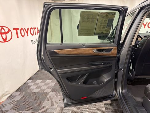 Used 2025 Volkswagen Atlas SE AWD/4WD image 19