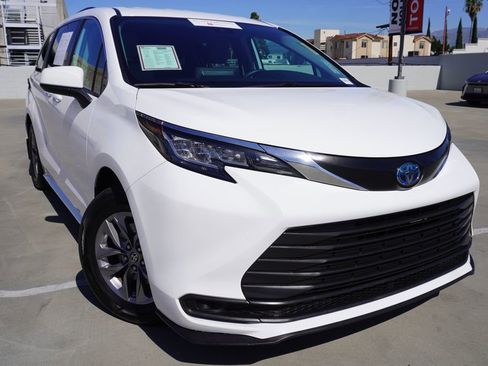Certified 2022 Toyota Sienna LE image 2