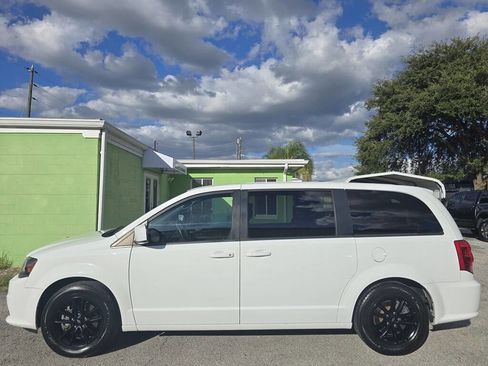 Used 2019 Dodge Grand Caravan SE image 4