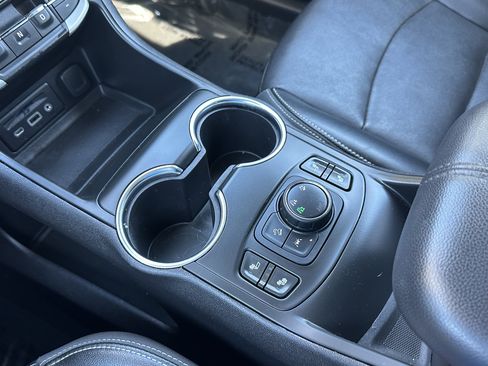 Used 2023 GMC Terrain SLT image 28