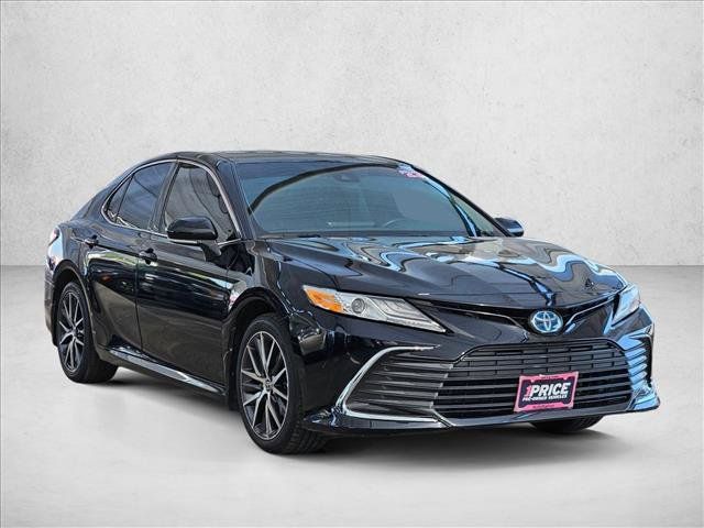Used 2022 Toyota Camry XLE w/ Cold Weather Package FWD image 3