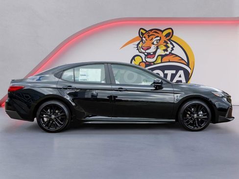 Used 2026 Toyota Camry SE w/ Convenience Package image 4