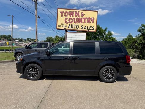 Used 2018 Dodge Grand Caravan SE FWD image 4