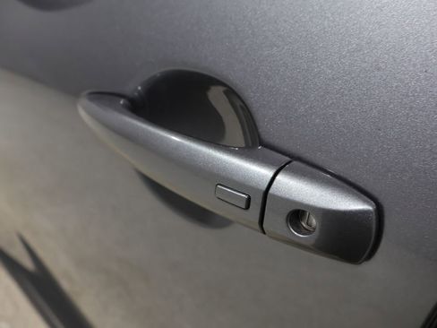 Used 2025 Nissan Rogue SV image 9