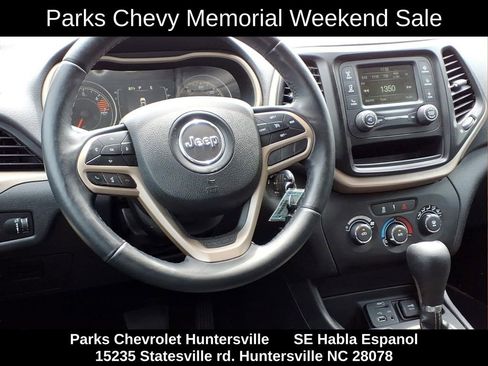 Used 2017 Jeep Cherokee Sport FWD image 3