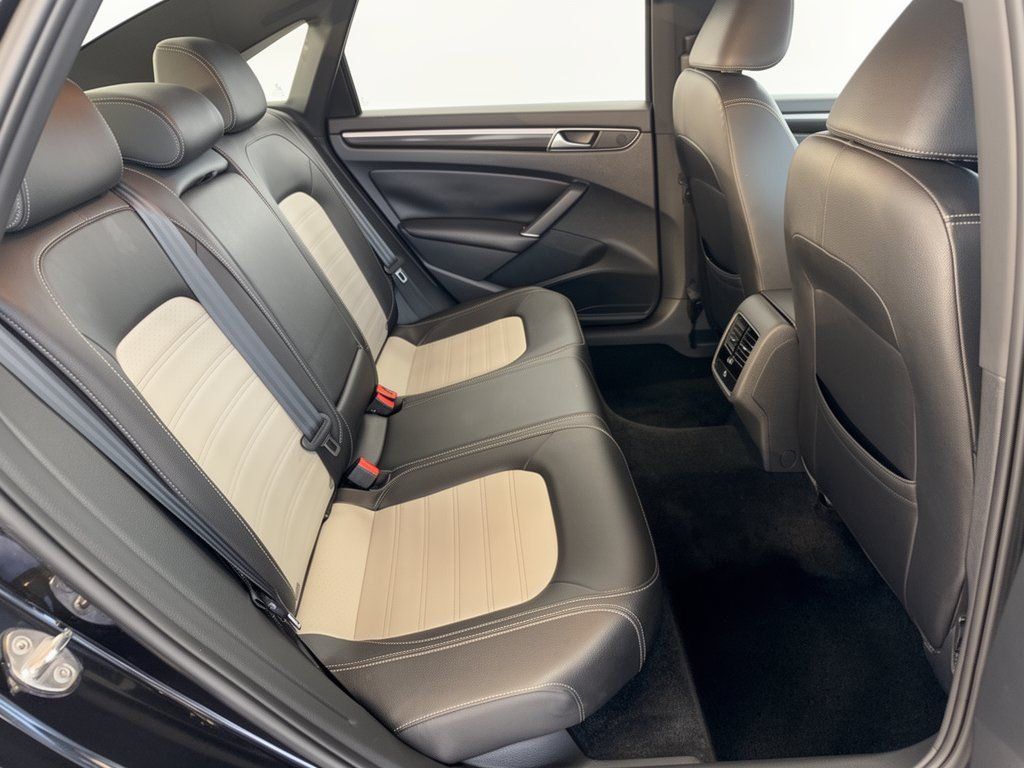 Used 2018 Volkswagen Passat 3.6 FWD image 29