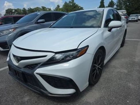 Used 2021 Toyota Camry SE FWD image 1