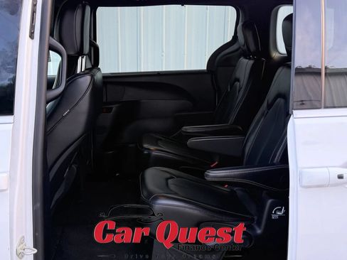 Used 2025 Chrysler Pacifica Select FWD image 12