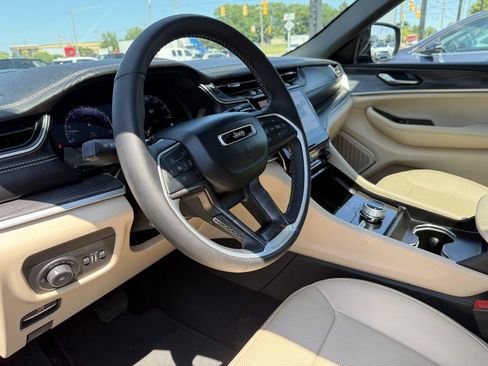 Used 2025 Jeep Grand Cherokee Limited w/ Luxury Tech Group II AWD/4WD image 11