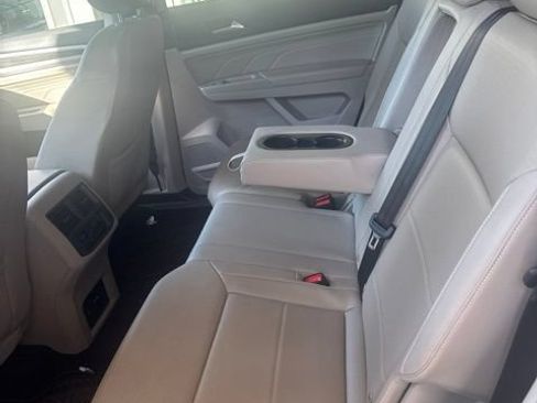 Used 2023 Volkswagen Atlas SE w/ Black Wheel Package FWD image 4