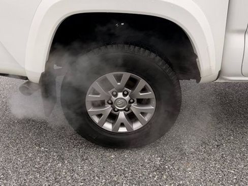 Used 2018 Toyota Tacoma SR5 image 10