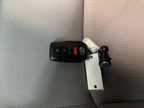 Used 2021 Toyota Venza LE w/ Carpet Mat Package (TMS) image 27