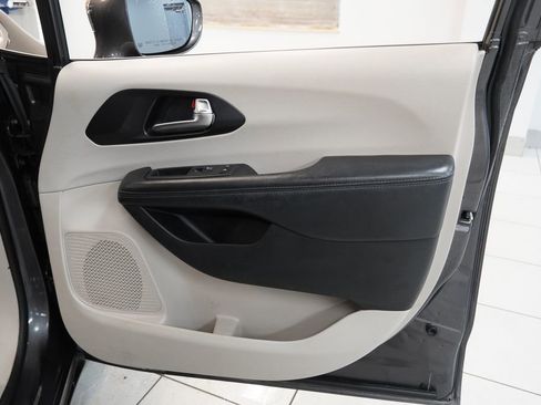 Used 2020 Chrysler Pacifica Limited FWD image 31