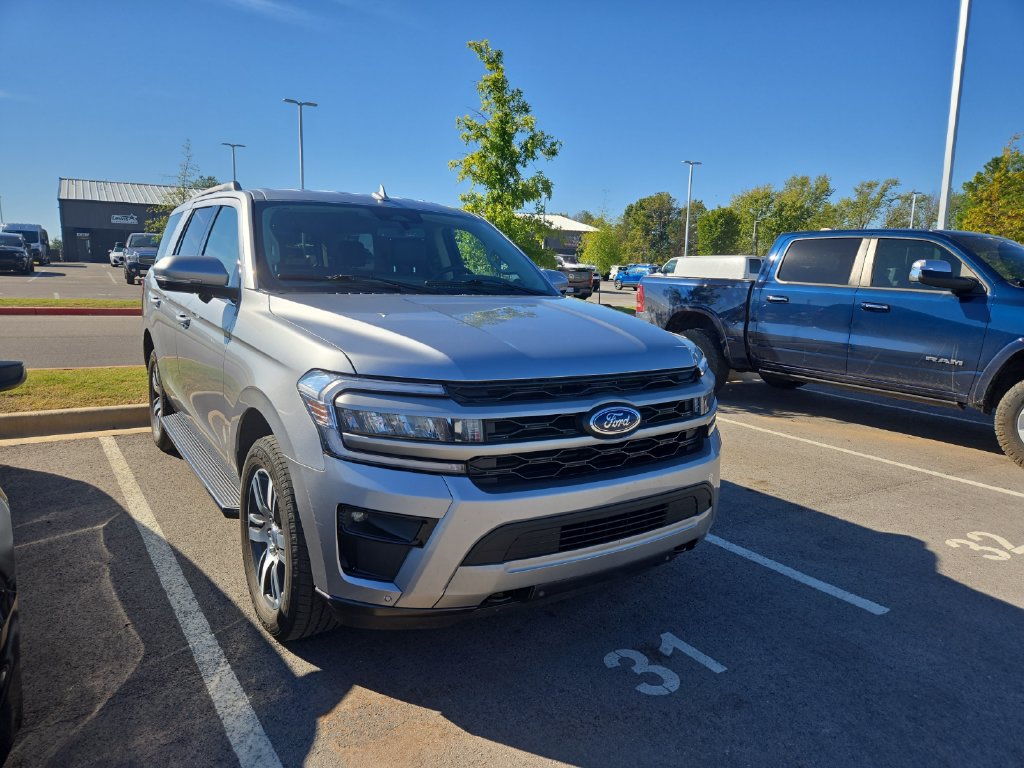 Used 2023 Ford Expedition XLT AWD/4WD image 2