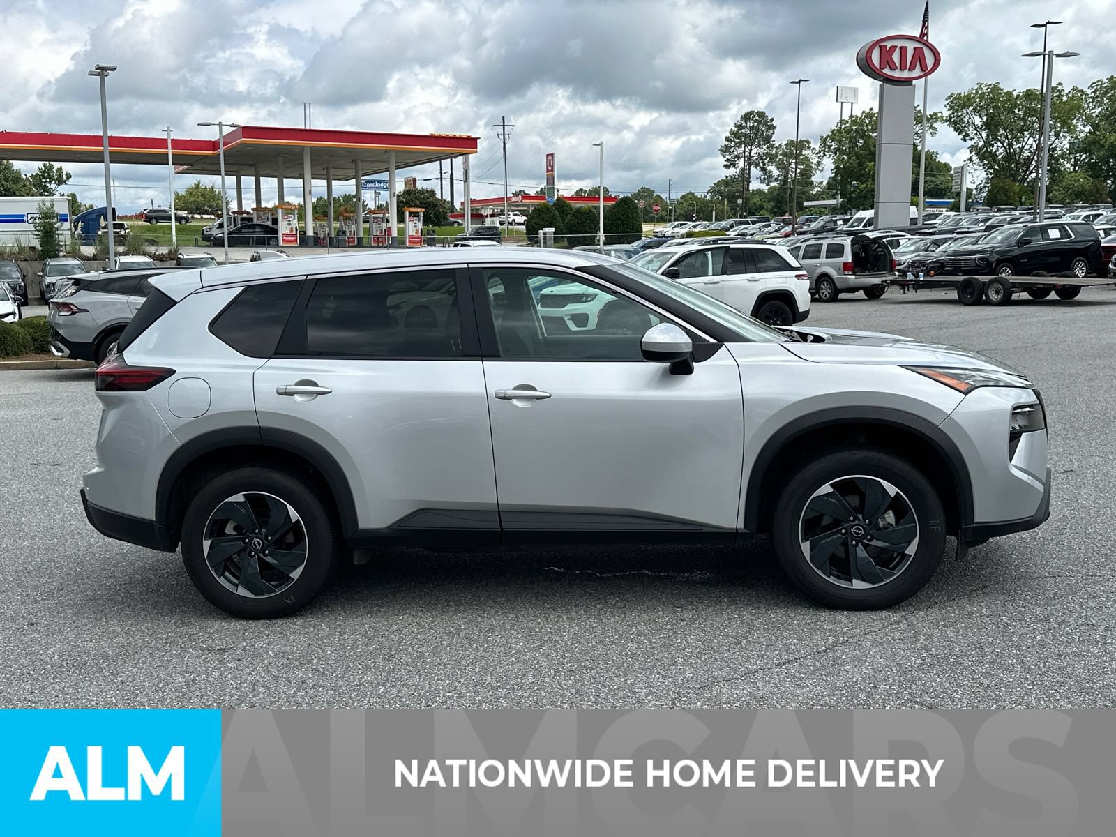 Used 2024 Nissan Rogue SV AWD/4WD image 4