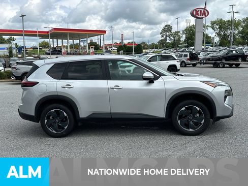 Used 2024 Nissan Rogue SV AWD/4WD image 4