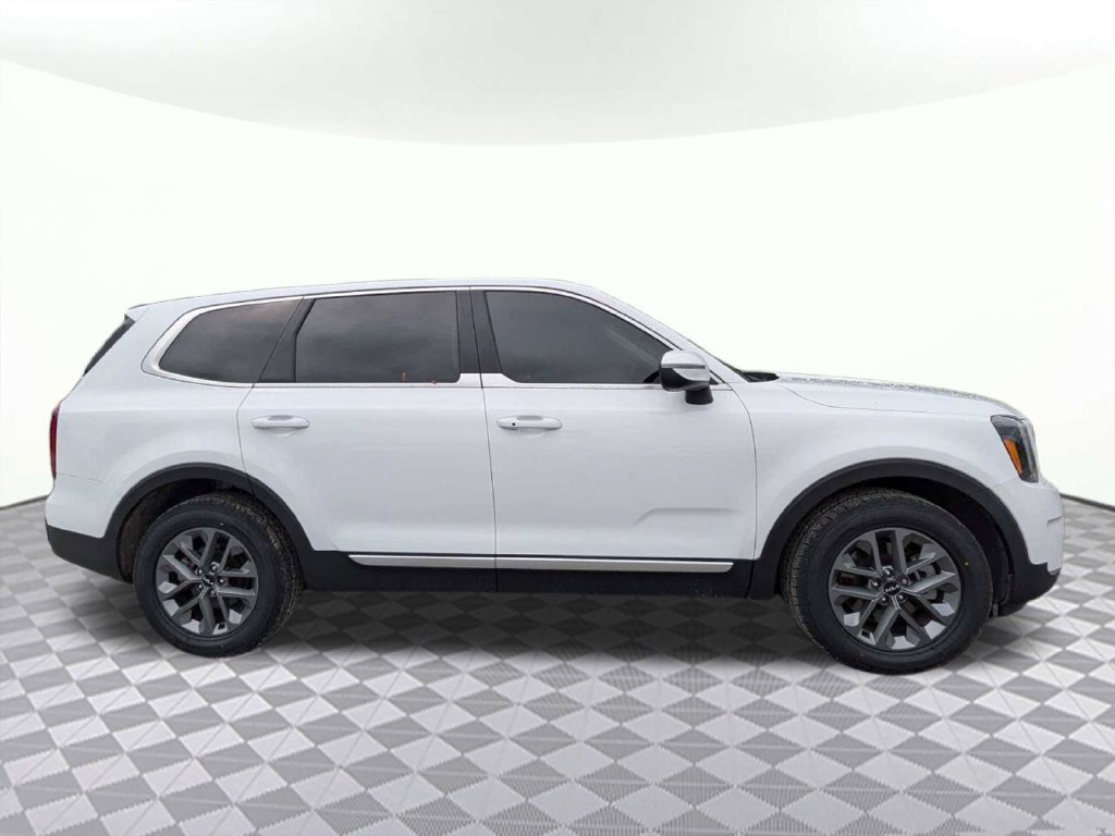 Used 2024 Kia Telluride LX FWD image 2