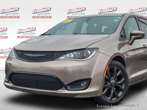 Used 2018 Chrysler Pacifica Touring Plus image 2