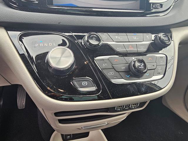 Used 2023 Chrysler Pacifica Touring-L FWD image 56