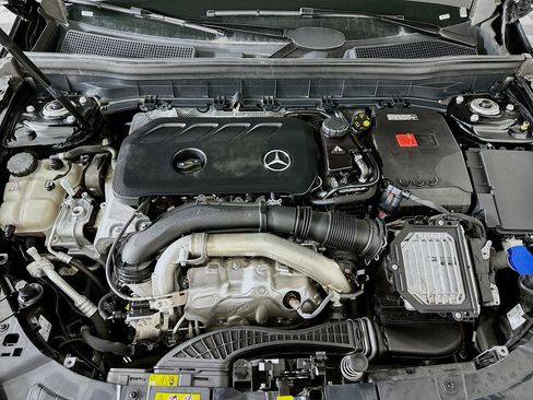 Used 2025 Mercedes-Benz GLB 250 4MATIC image 33
