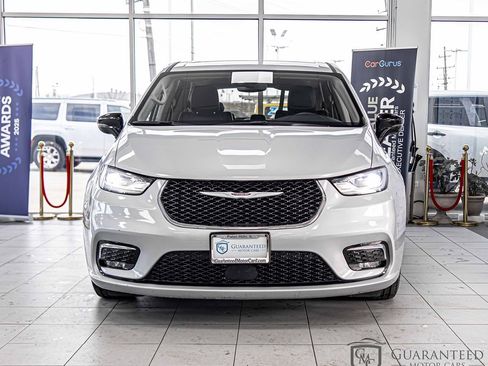 Used 2024 Chrysler Pacifica Touring-L FWD image 2