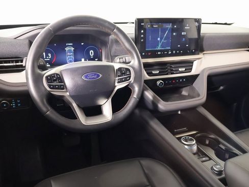 Used 2025 Ford Explorer Active w/ Active Comfort Package image 2