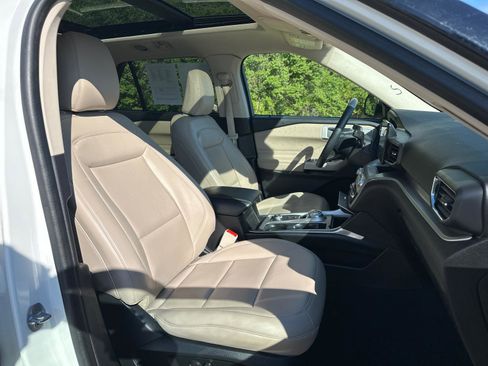 Used 2022 Ford Explorer XLT w/ Equipment Group 202A image 22