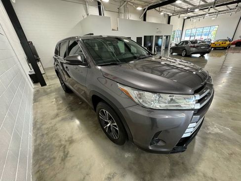 Used 2019 Toyota Highlander LE w/ Phone Cable & Charge Package image 5