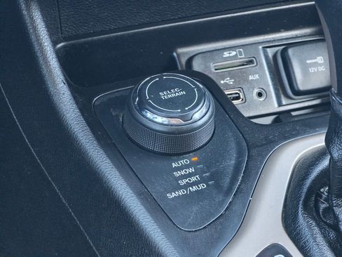 Used 2017 Jeep Cherokee Latitude w/ Comfort/Convenience Group image 16