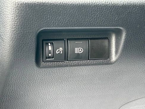 Used 2021 Toyota RAV4 XLE AWD/4WD image 17