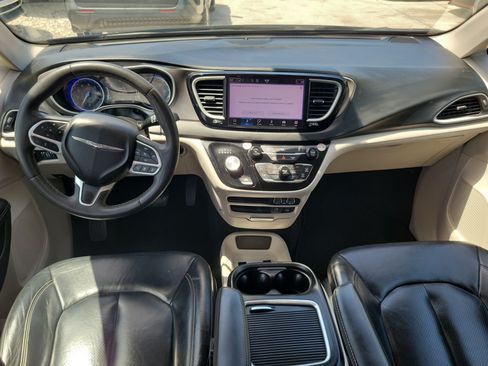 Used 2022 Chrysler Pacifica Touring-L FWD image 9