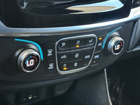 Used 2023 Chevrolet Traverse LT FWD image 21