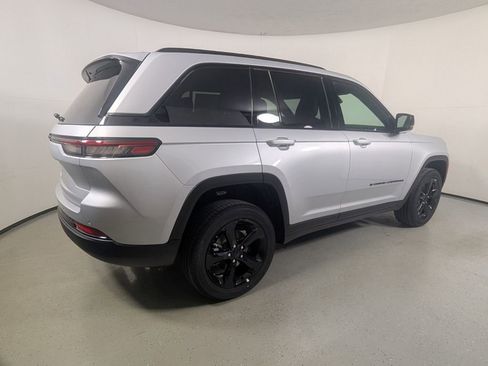 New 2025 Jeep Grand Cherokee Altitude image 8