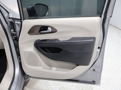 Used 2017 Chrysler Pacifica Touring-L w/ Tire & Wheel Group FWD image 21