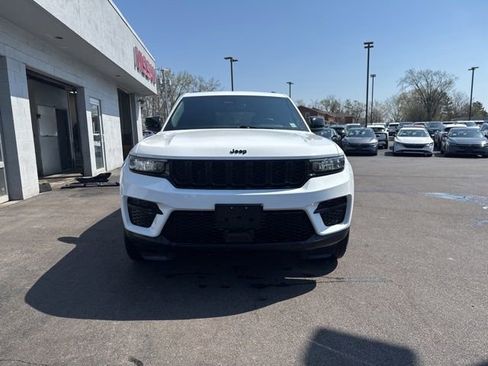 Used 2023 Jeep Grand Cherokee Altitude AWD/4WD image 7
