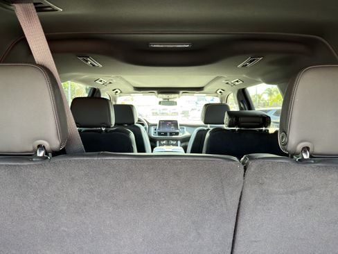 Used 2024 GMC Yukon XL SLT w/ SLT Premium Package RWD image 18