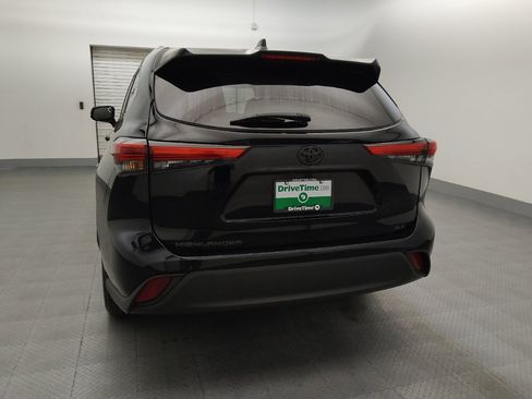 Used 2022 Toyota Highlander XLE FWD image 6