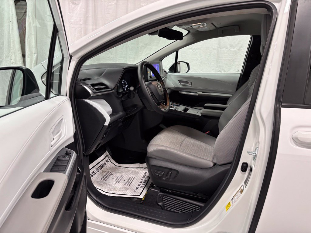 Used 2026 Toyota Sienna LE FWD image 10