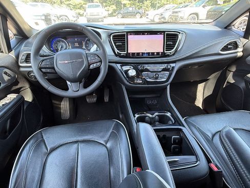 Used 2025 Chrysler Pacifica Limited FWD image 25