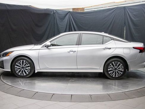 Used 2023 Nissan Altima 2.5 SV w/ SV Premium Package image 9