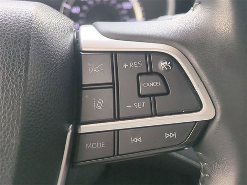 Used 2024 Toyota Highlander LE image 28