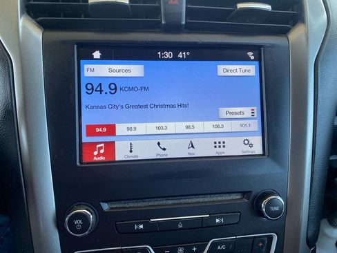 Used 2017 Ford Fusion SE w/ Fusion SE Technology Package image 17