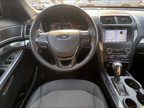 Used 2018 Ford Explorer XLT w/ Equipment Group 201A FWD image 5