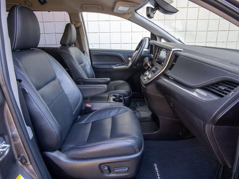Used 2018 Toyota Sienna SE image 23