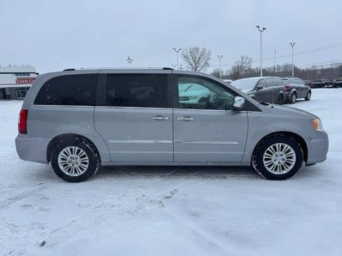 Used 2013 Chrysler Town & Country Limited image 6