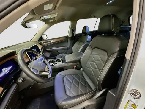 Used 2025 Volkswagen Atlas SE AWD/4WD image 13