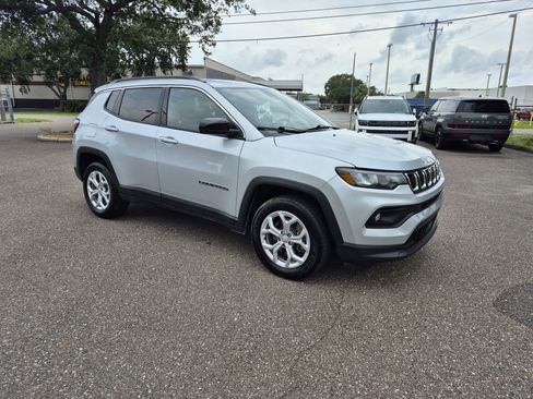 Used 2024 Jeep Compass Latitude AWD/4WD image 10