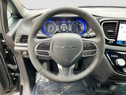 Used 2025 Chrysler Pacifica Select FWD image 17