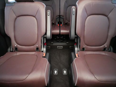 Certified 2025 Volkswagen ID. Buzz Pro S Plus AWD/4WD image 13
