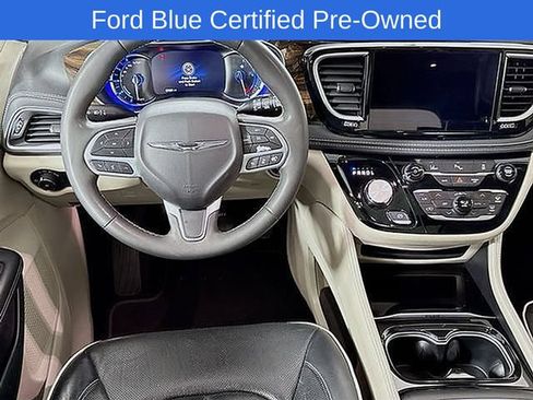 Used 2023 Chrysler Pacifica Limited FWD image 37